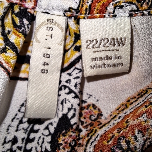 An Est. 1946 long sleeve v-neck paisley semi-sheer boho blouse in a size 22-24W. - Picture 3 of 5